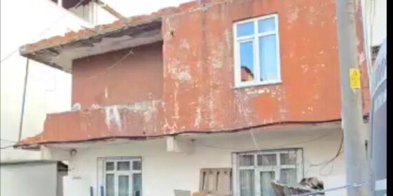 balkon-duvarinin-bir-bolumu-yikilan-2-katli-b-19251257_amp.jpg