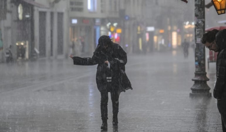 istanbul-saganak-yagis-aa-2402309.jpg