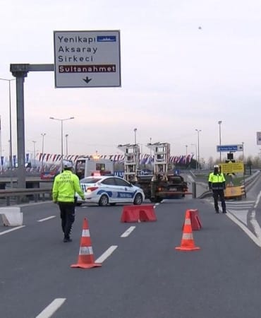 istanbul-yollar-trafige-kapatildi-dha-1816007.jpg