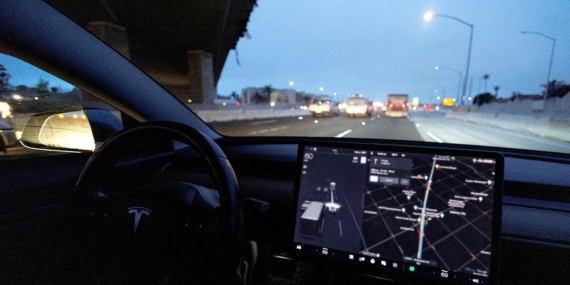 tesla-otopilot-reuters-1972936.jpg