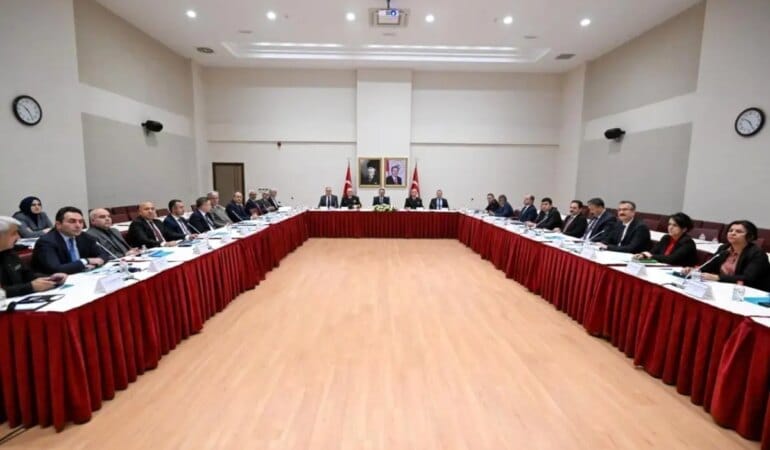 vali-aktas-acikladi-enkazdan-kurtarilan-dilar-19217497_amp.jpg