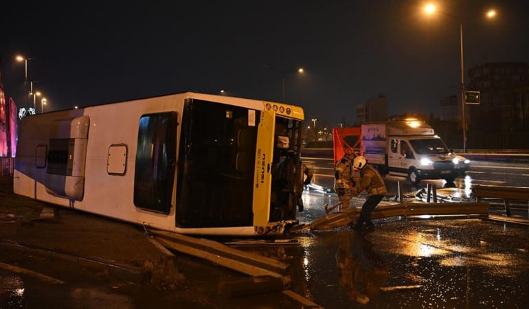 otobus-devrildi-aa-2422556.jpg
